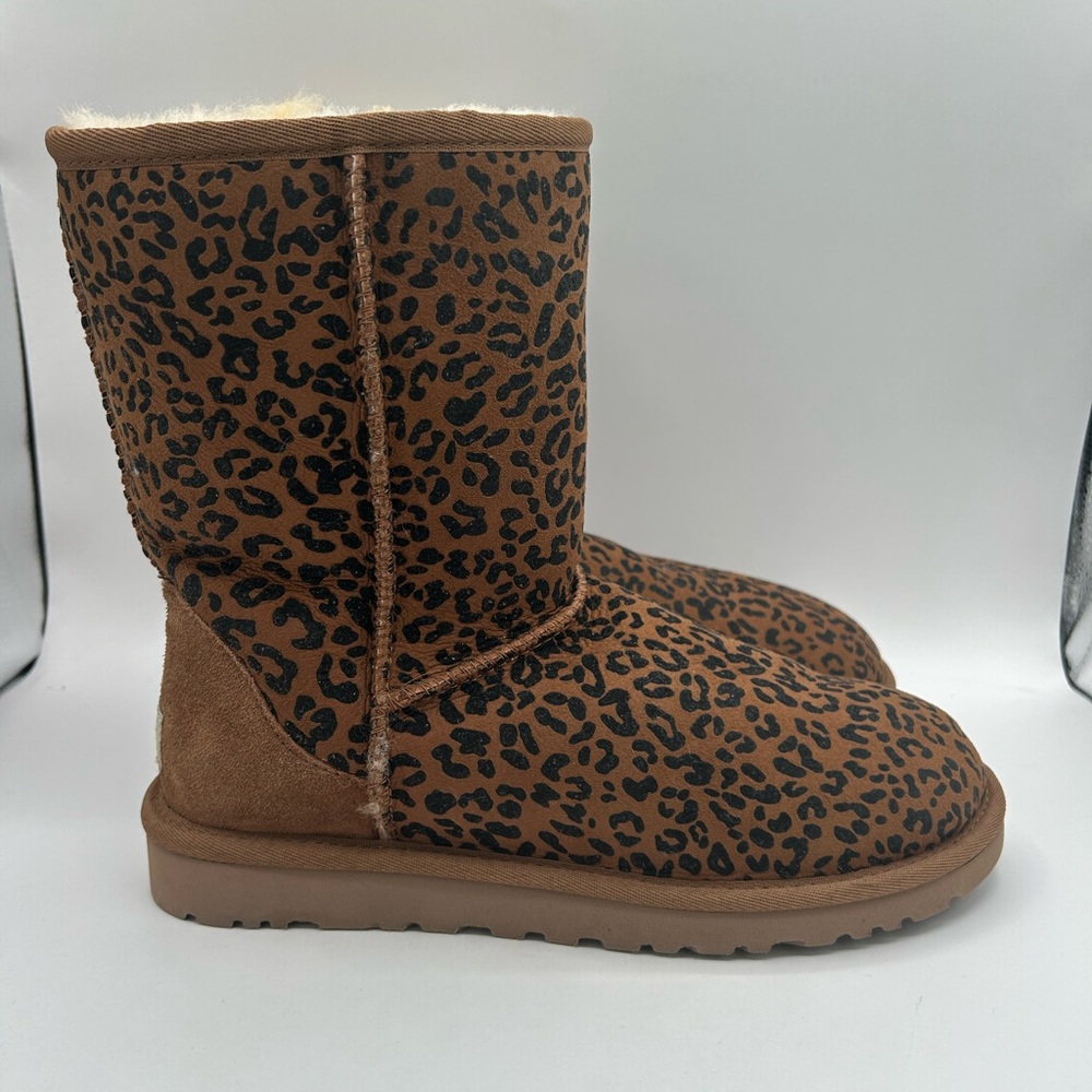 UGG CLASSIC SHORT WOMEN BOOTS SUEDE LEOPARD PRINT US 8 Worn Once Inside - Picture 2 of 8